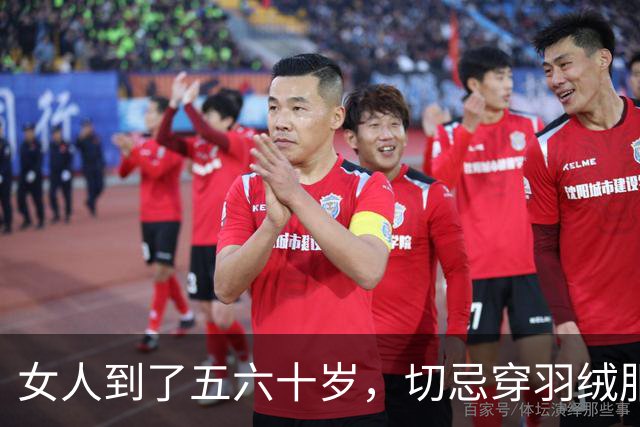 女人到了五六十岁，切忌穿羽绒服、棉服，换成这些会更时髦又保暖